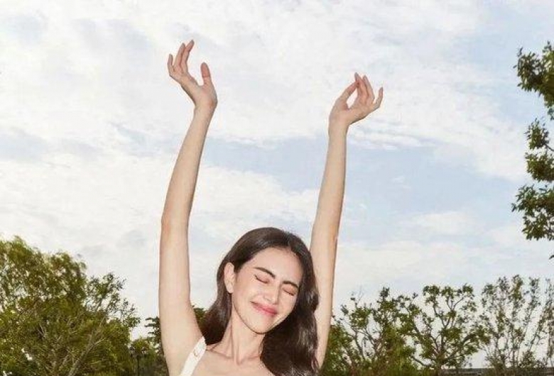 鲜花盛放的春夏交接之际，穿搭也要“花里胡哨”