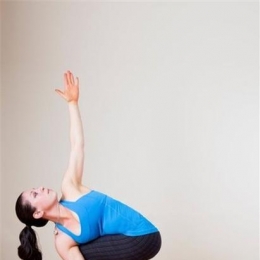 <b>7个“挤压”式瑜伽姿势 助你排除毒素</b>